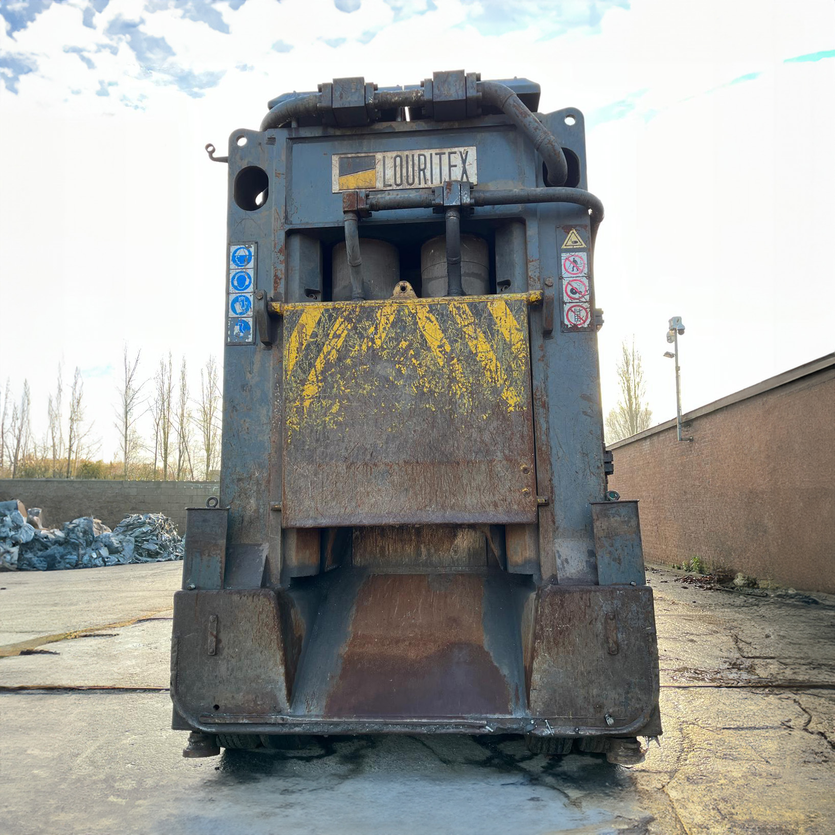 Used Louritex mobile 700T scrap shear