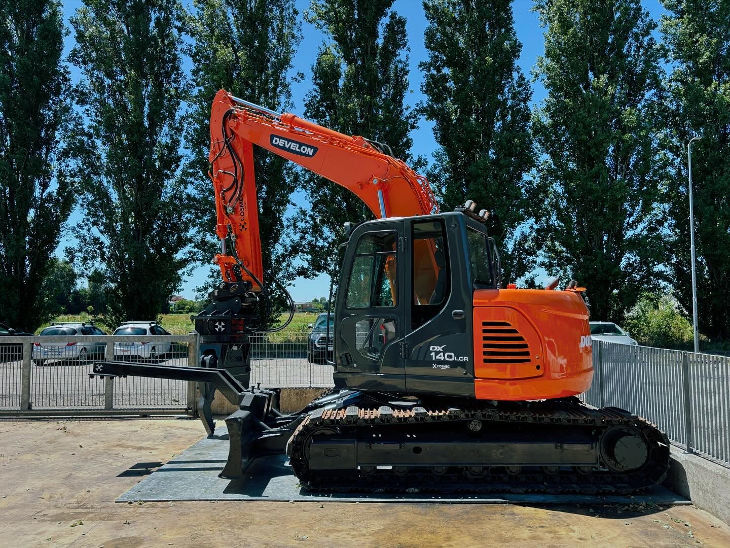DOOSAN DX 140 FOR CARS DISMANTLING