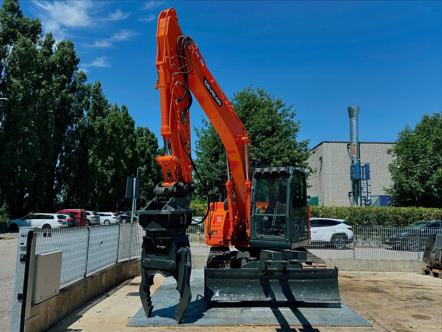 DOOSAN DX 140 FOR CARS DISMANTLING