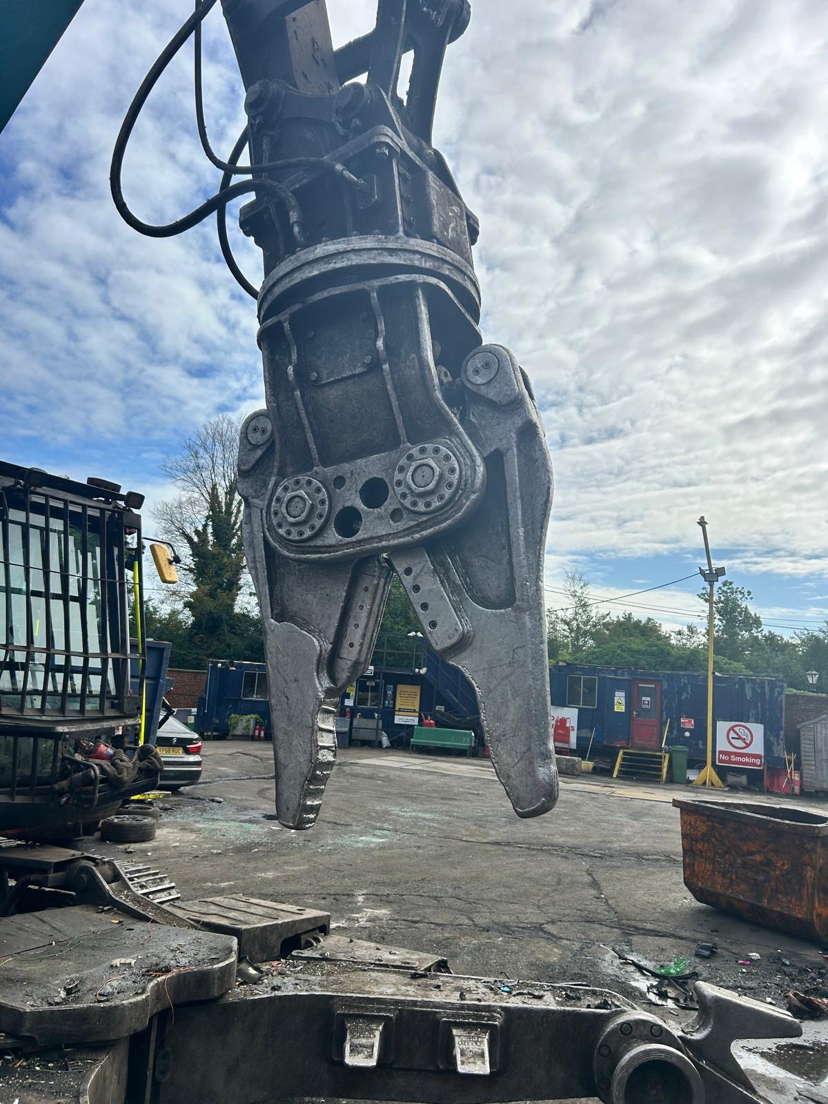Kobelco SK140SRD-7 Car Dismantler c/w powerhand