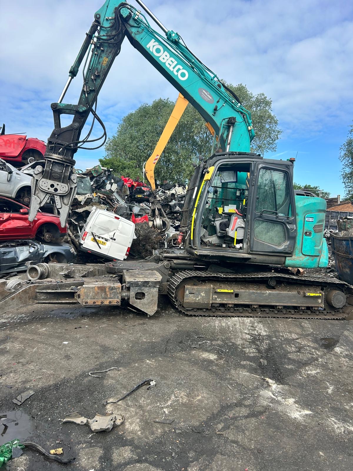 Kobelco SK140SRD-7 Car Dismantler c/w powerhand