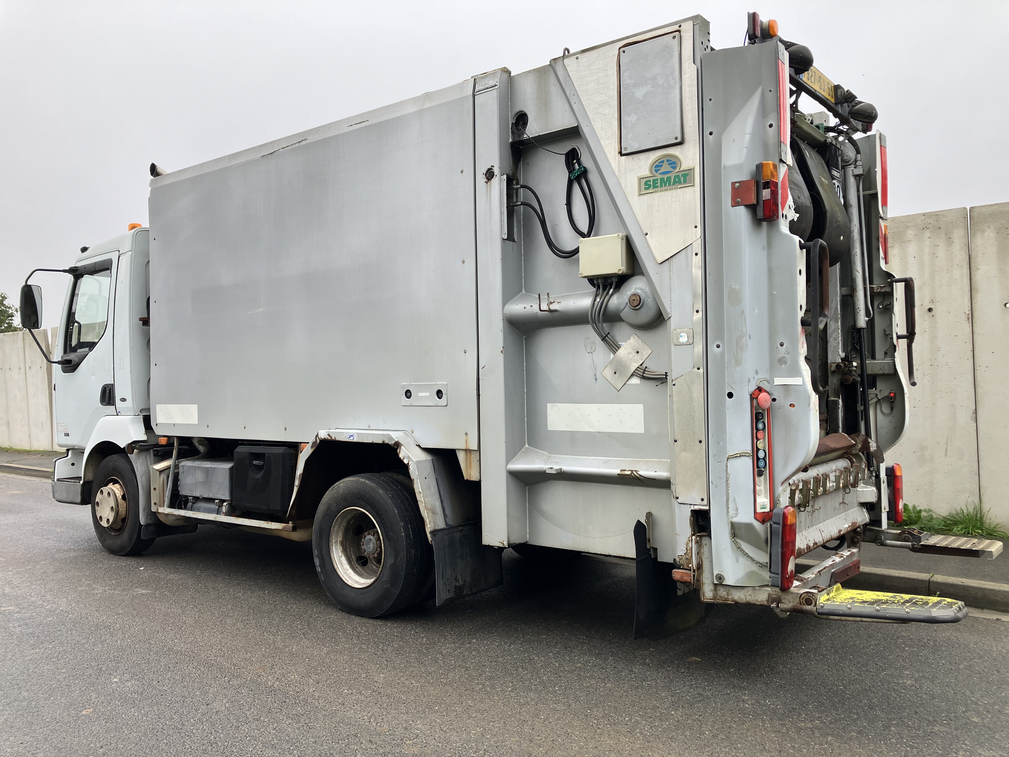 CAMION POUBELLE BOM MIDLUM 180-10T