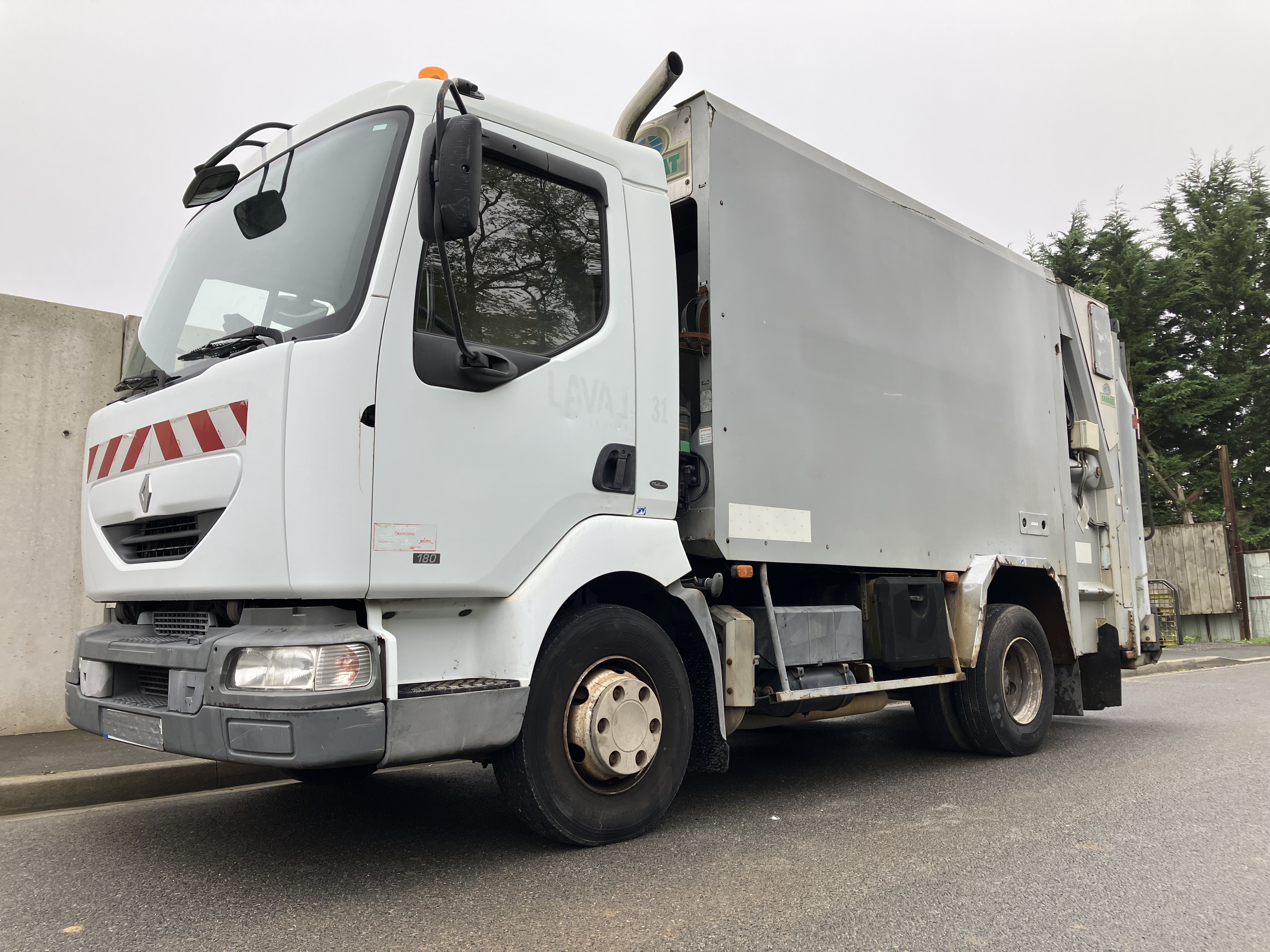 CAMION POUBELLE BOM MIDLUM 180-10T
