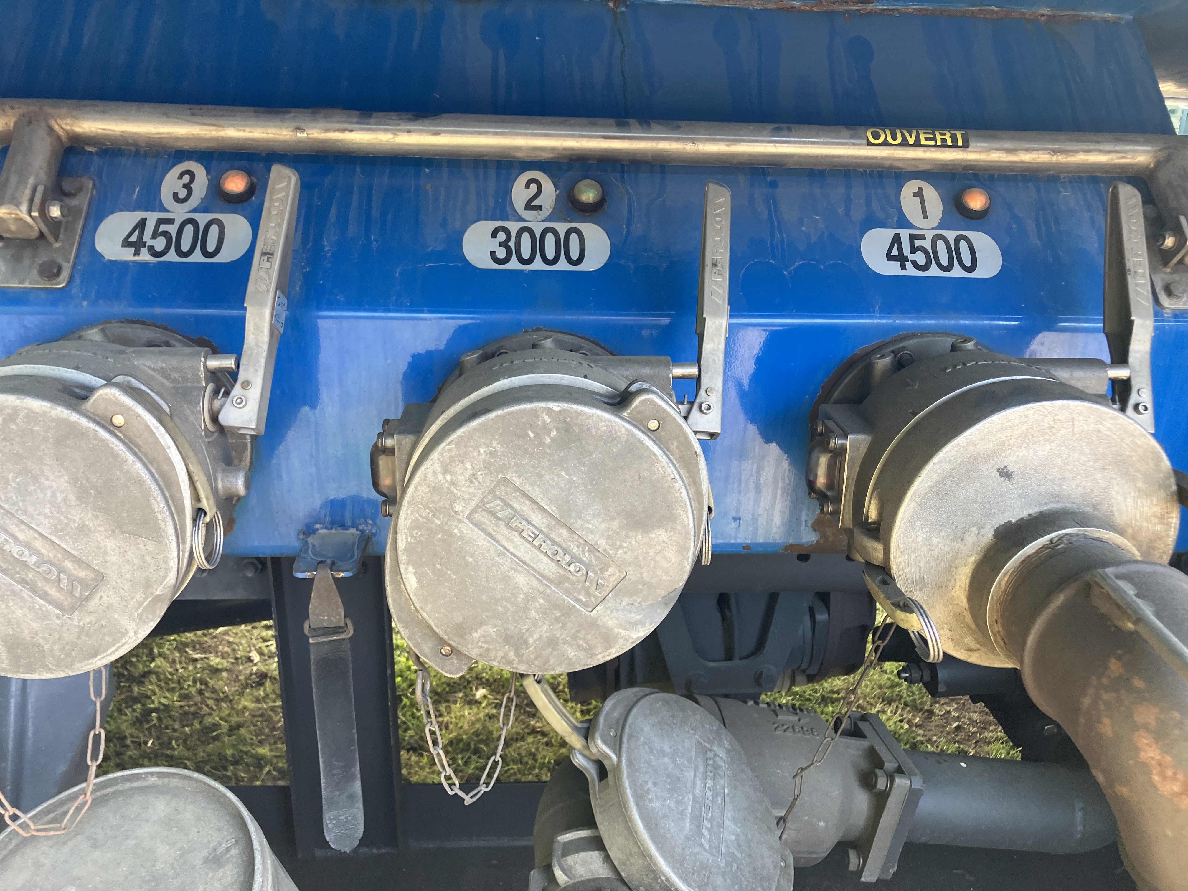 Camion citerne carburant 12000 litres Merceron 