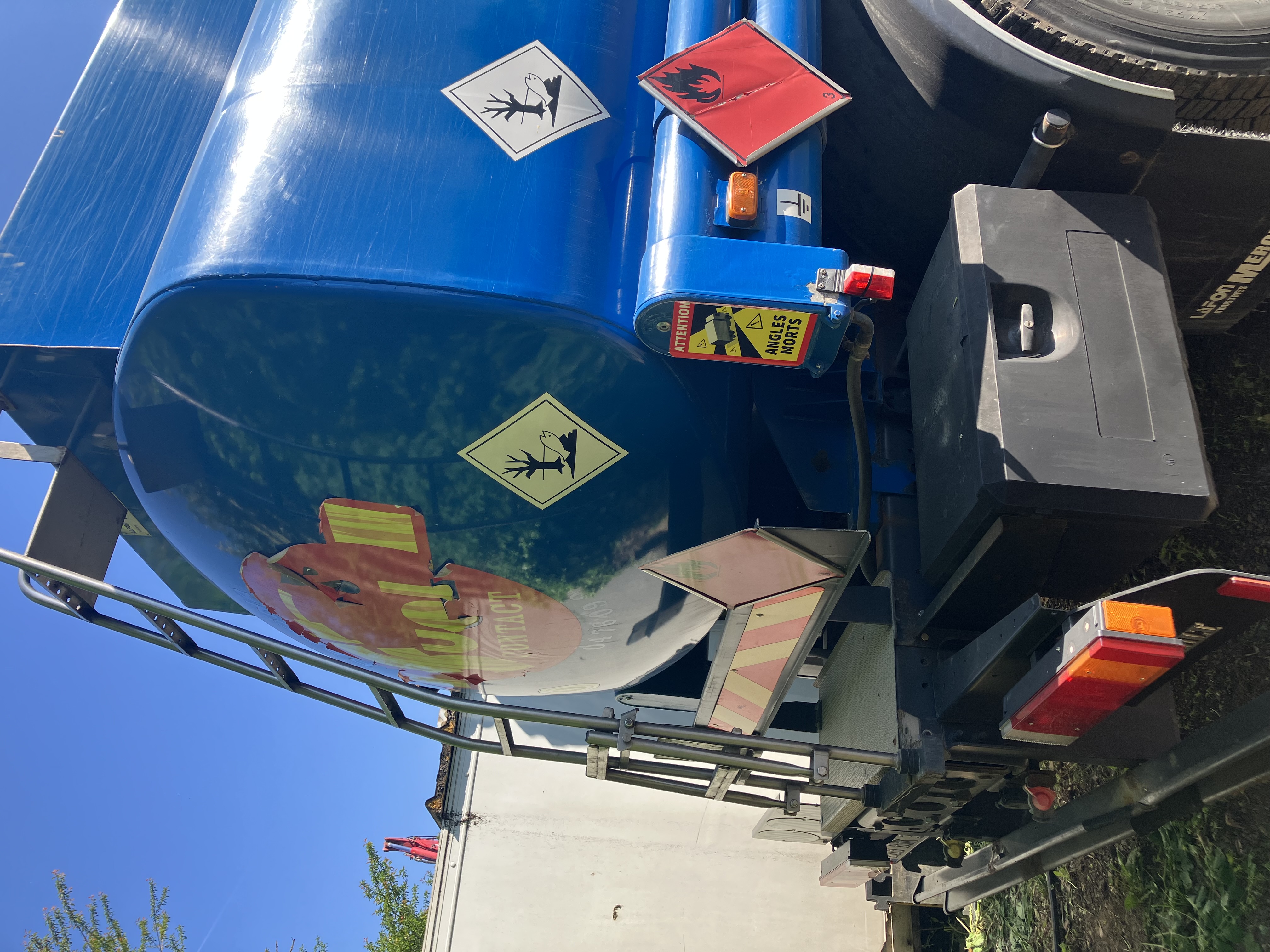 Camion citerne carburant 12000 litres Merceron 
