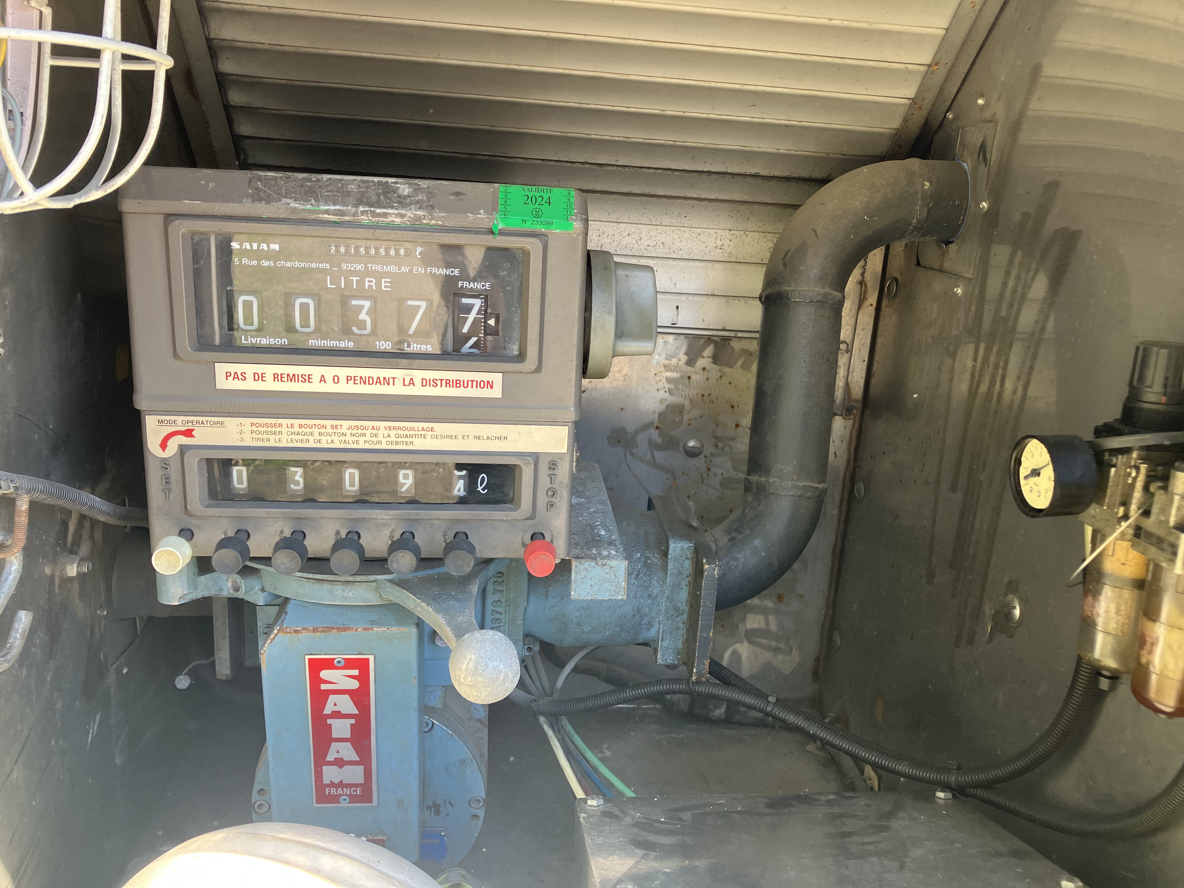 Camion citerne carburant 12000 litres Merceron 