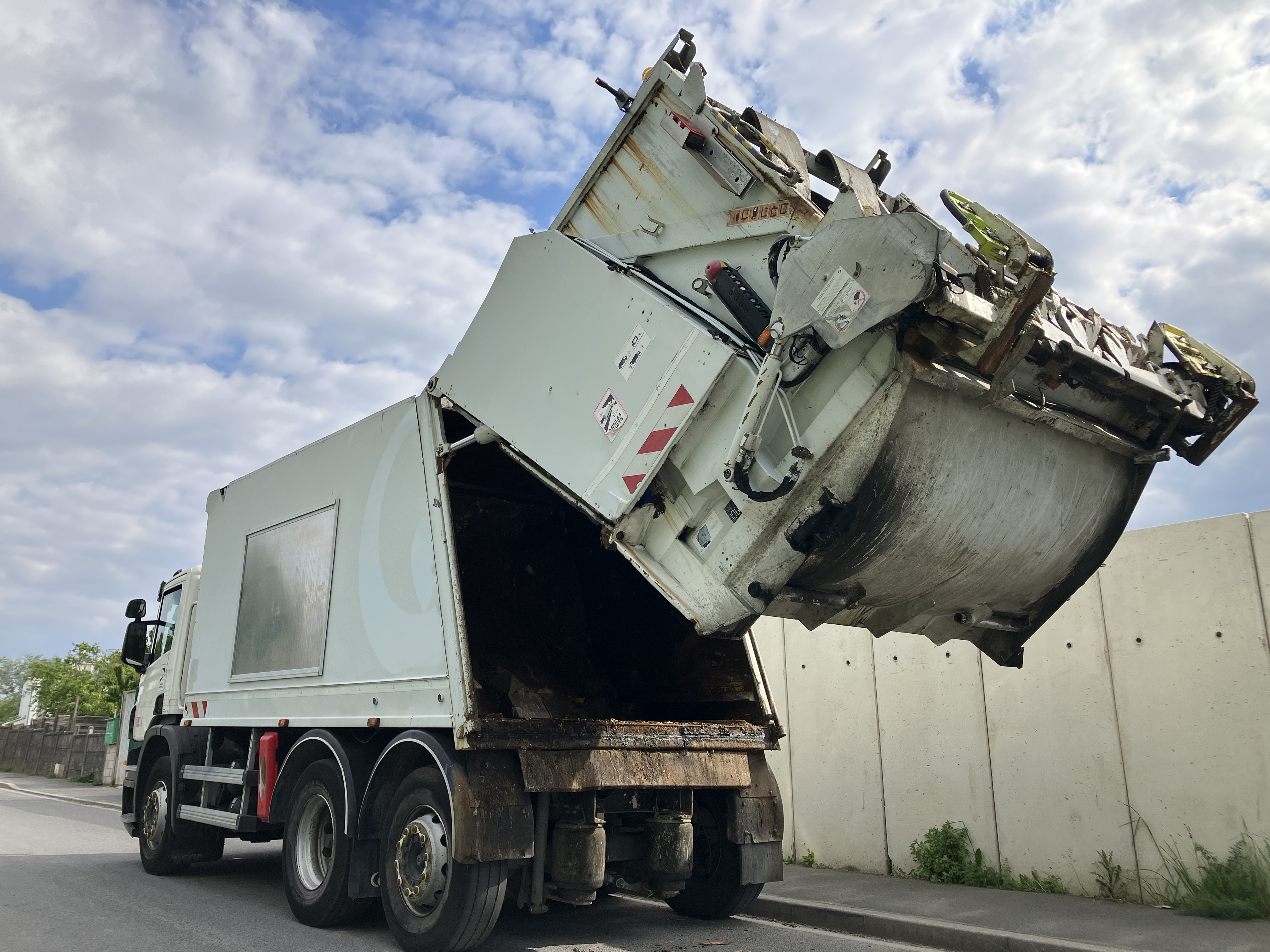 BENNE A ORDURES 6/2/4 SCANIA P270 