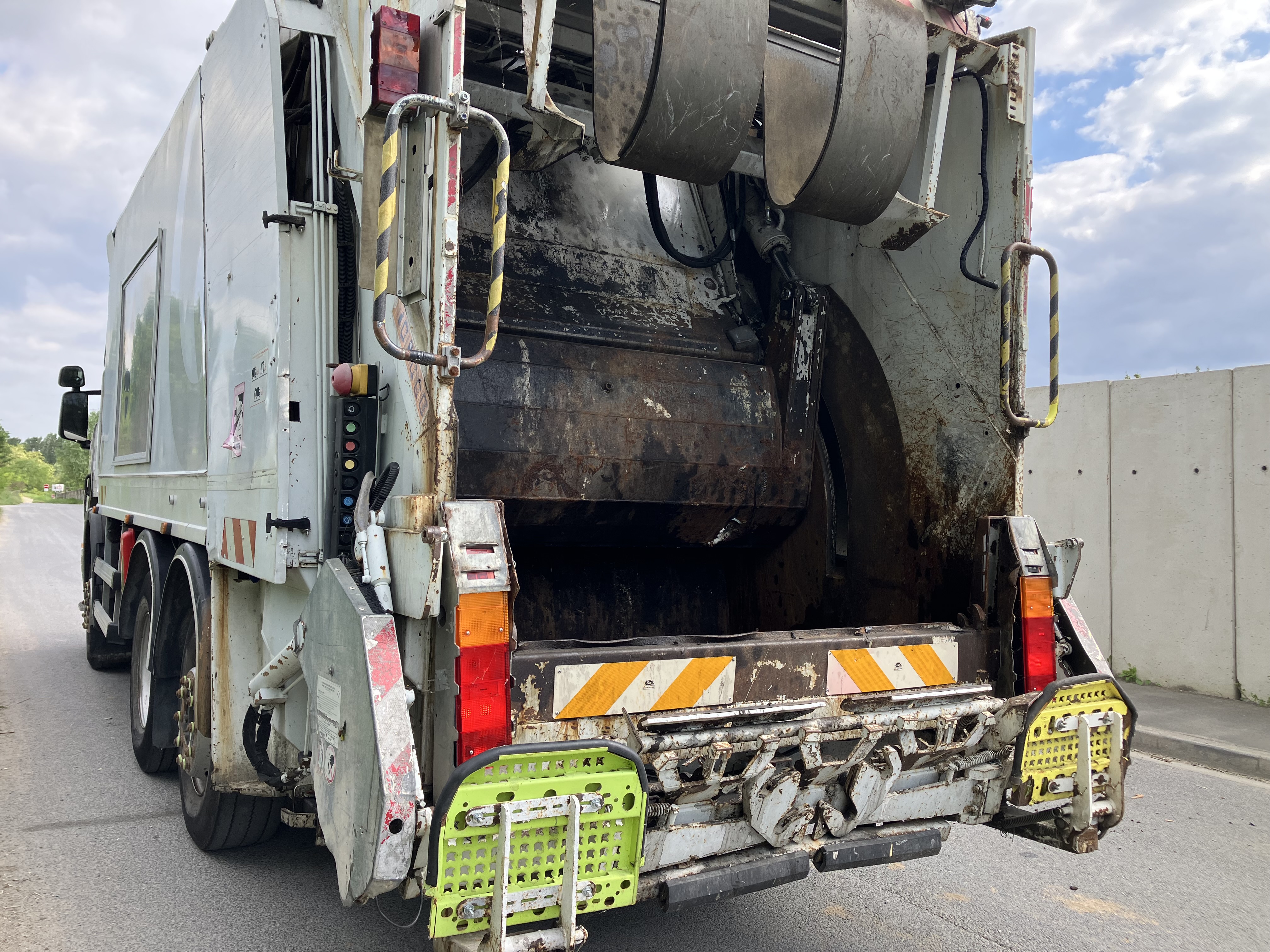 BENNE A ORDURES 6/2/4 SCANIA P270 