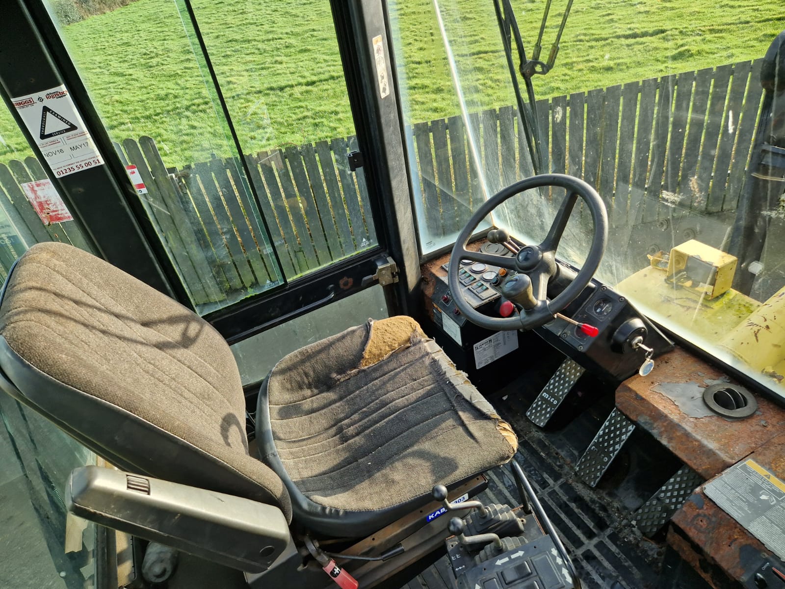 Heavy duty fork lift