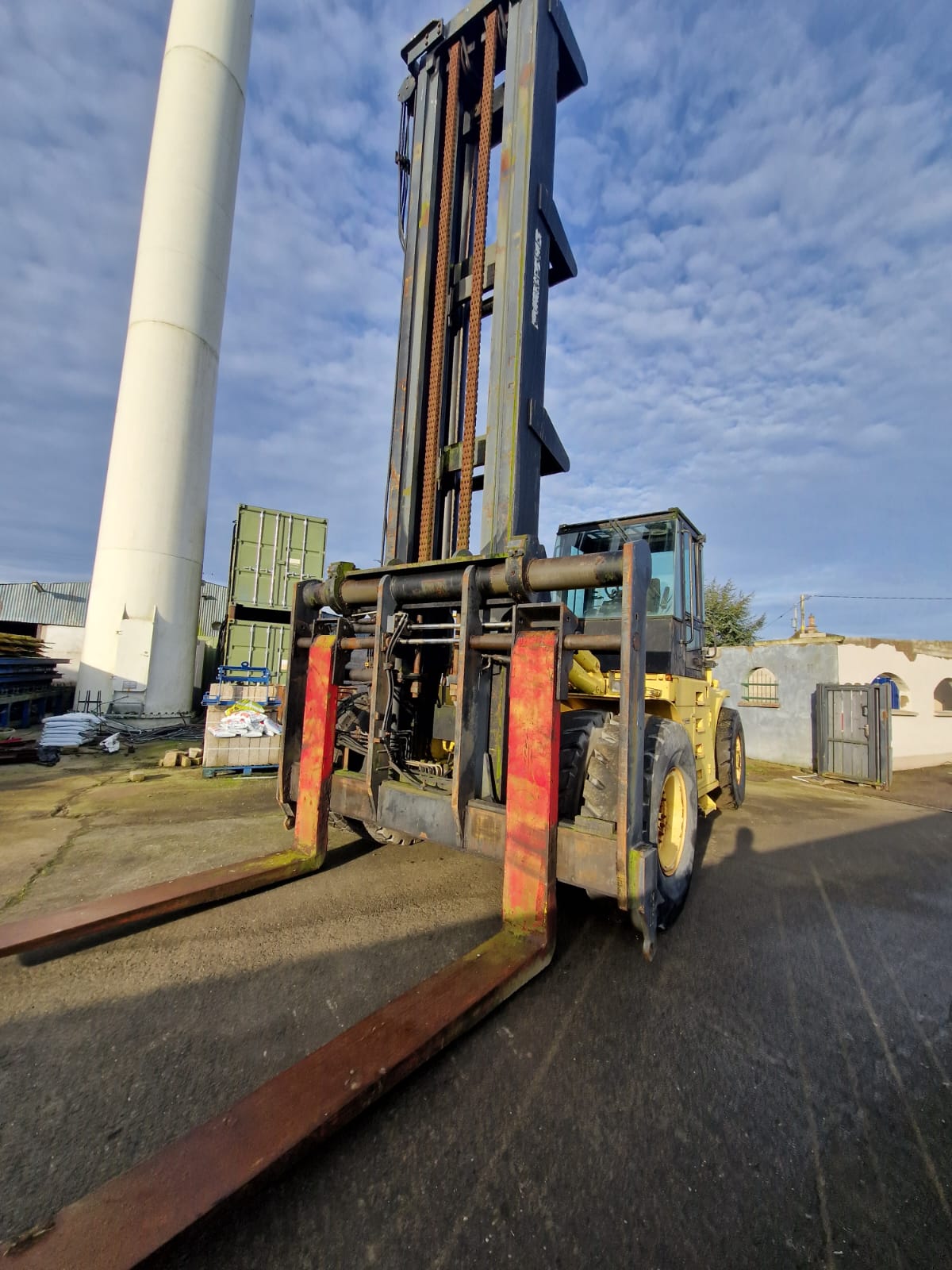 Heavy duty fork lift