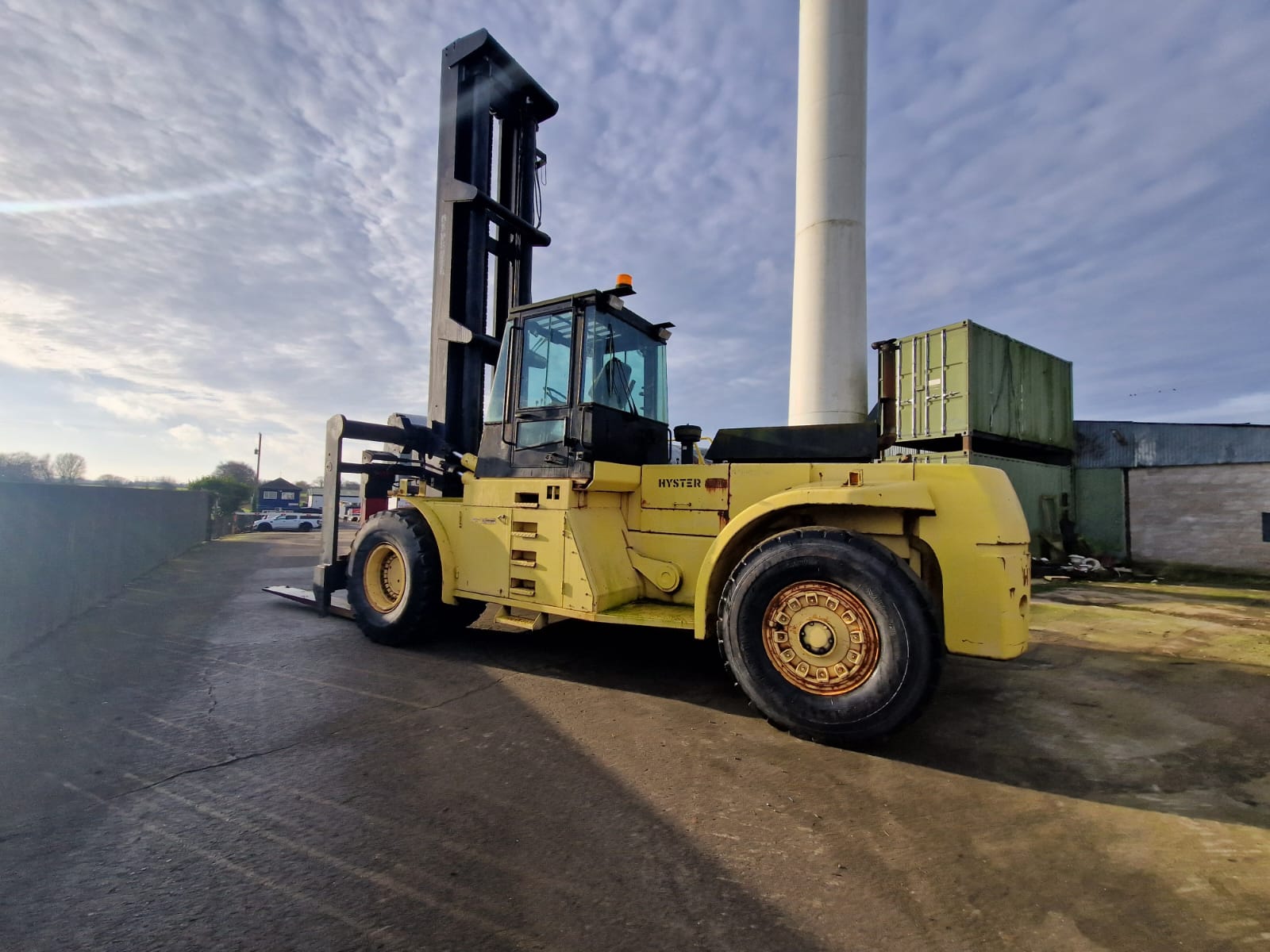 Heavy duty fork lift