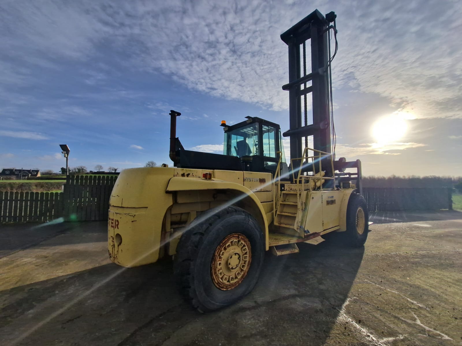 Heavy duty fork lift