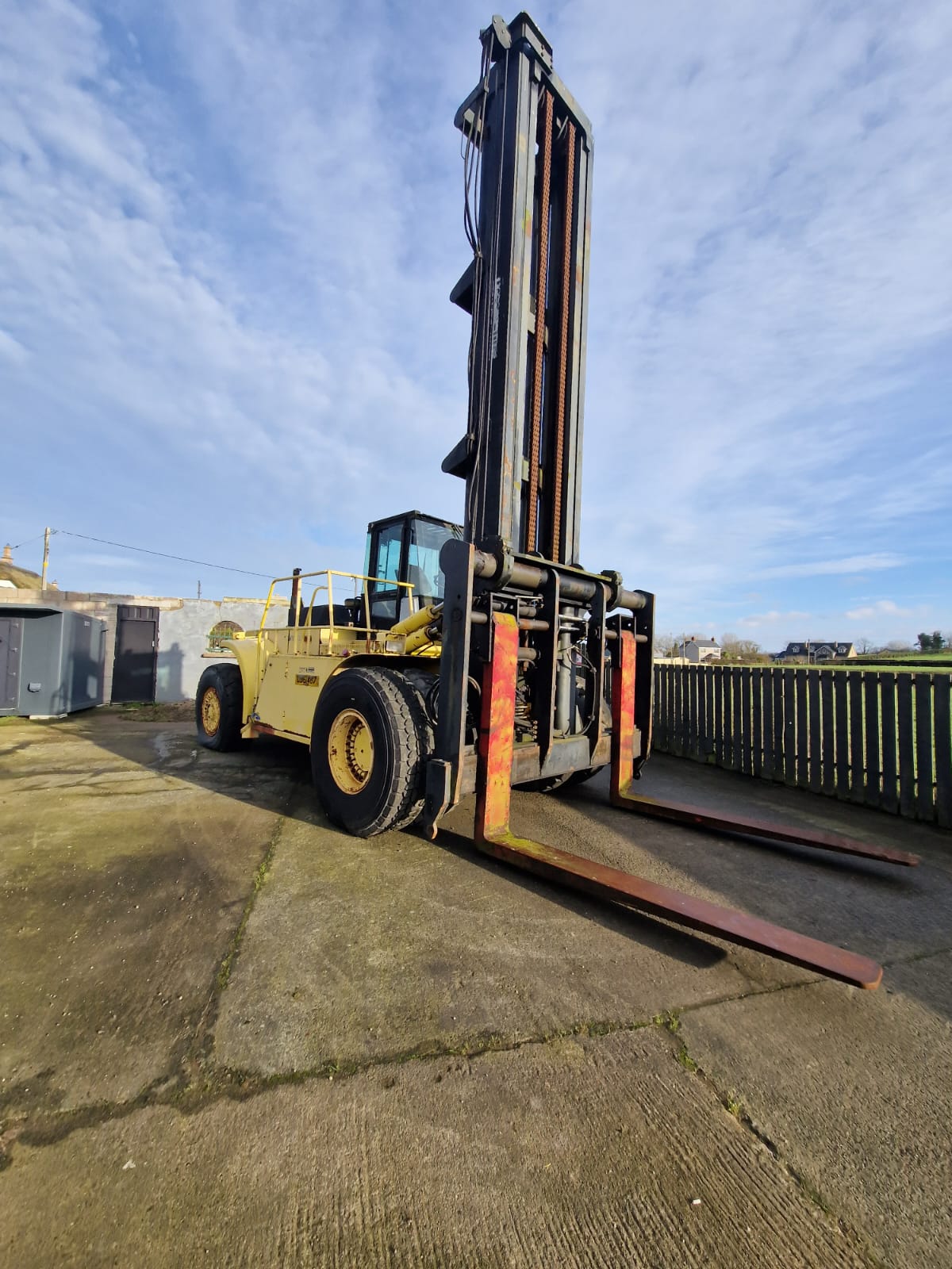 Heavy duty fork lift