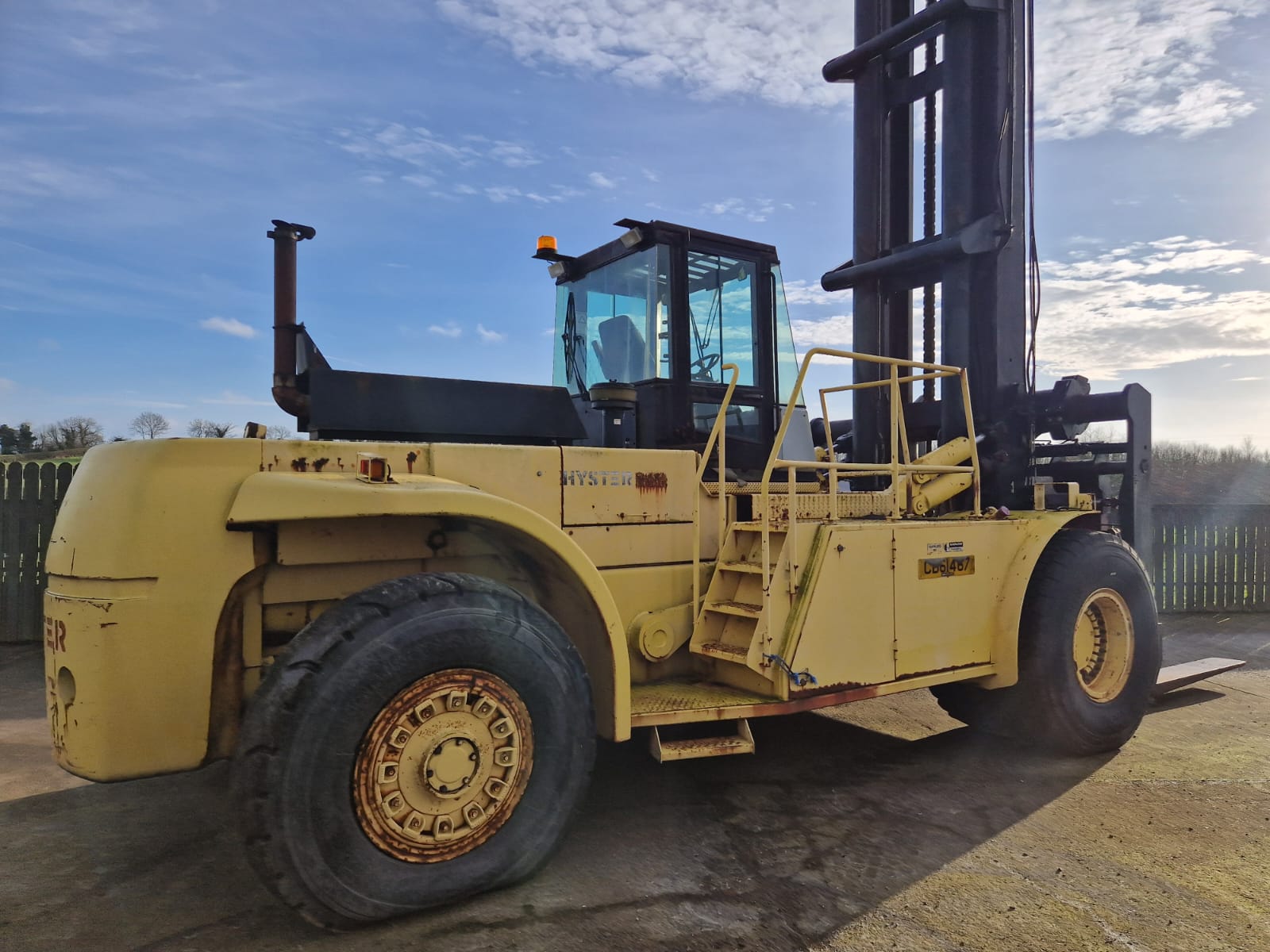 Heavy duty fork lift