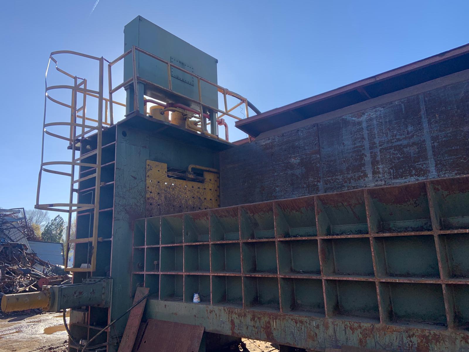 Ready for sale a Low working hours shear baler