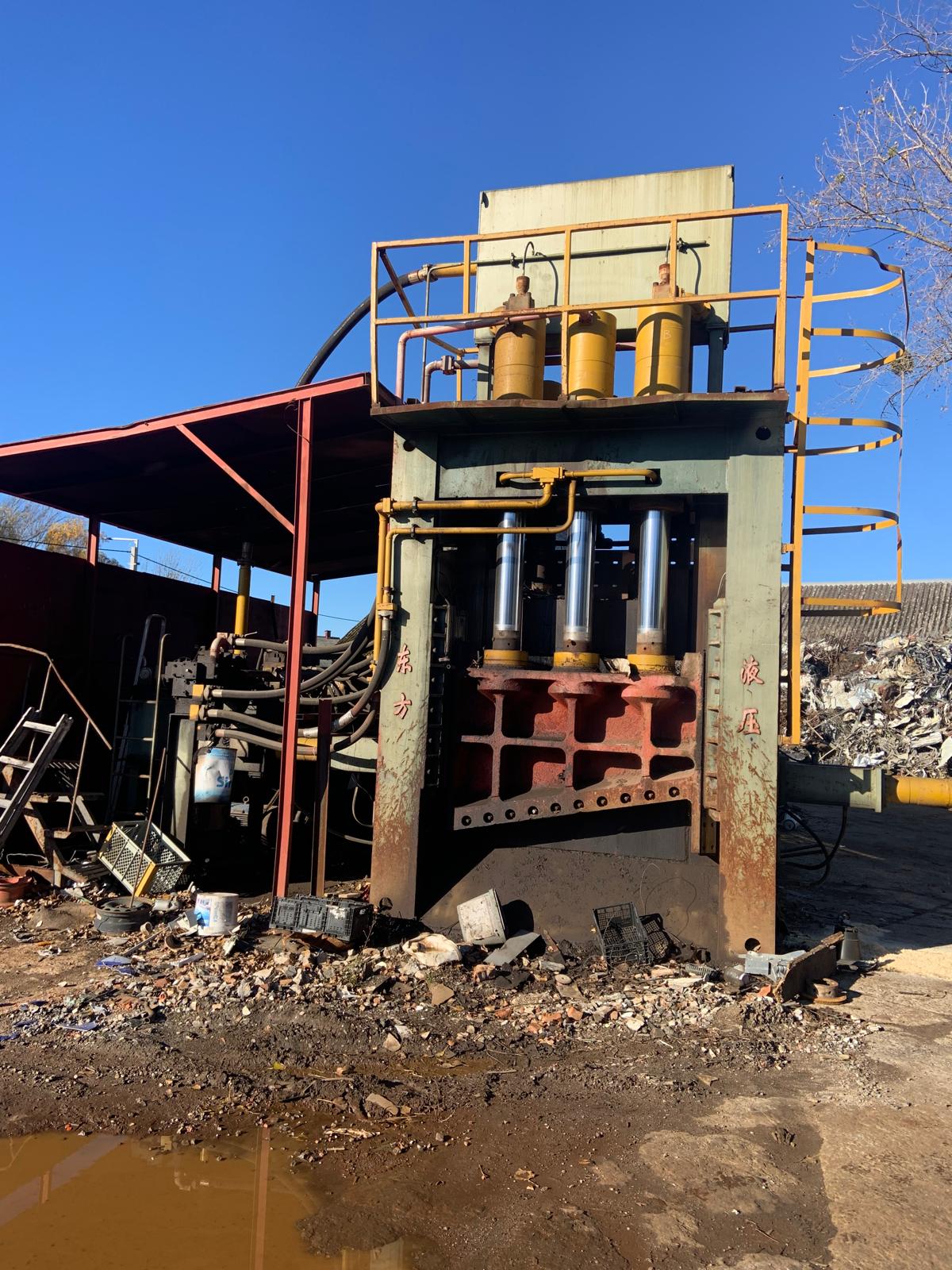 Ready for sale a Low working hours shear baler