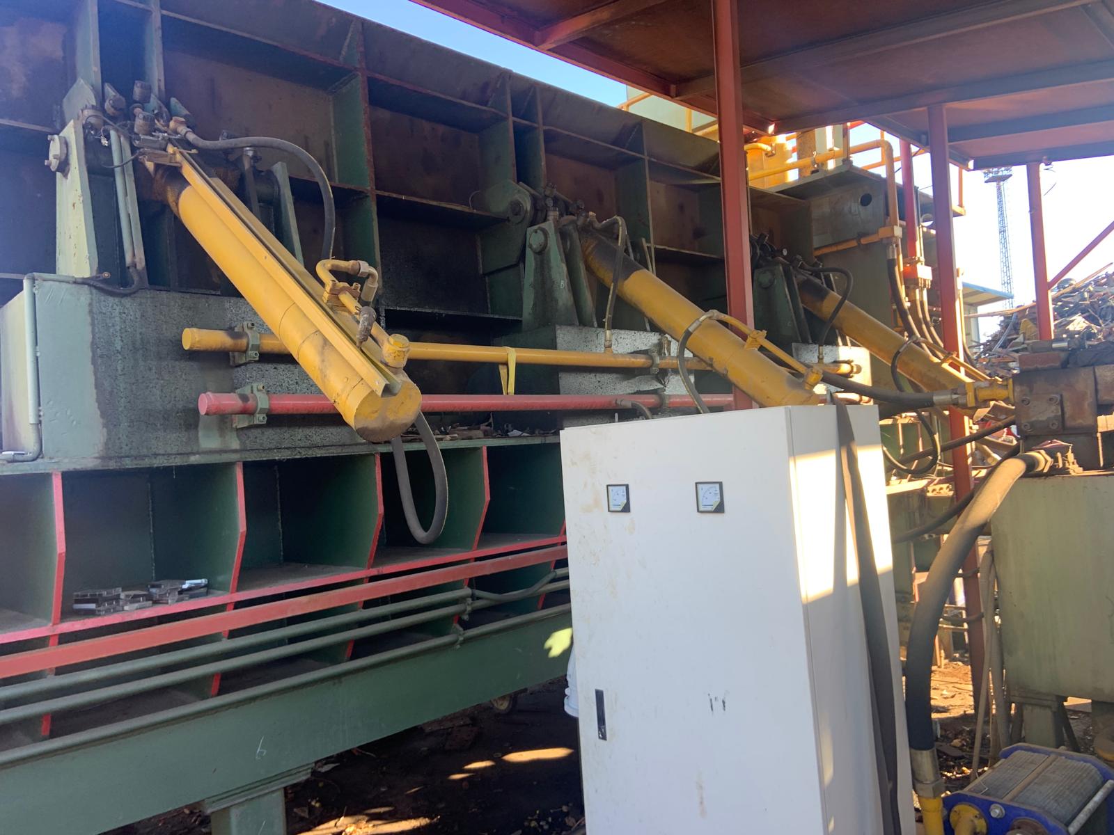 Ready for sale a Low working hours shear baler