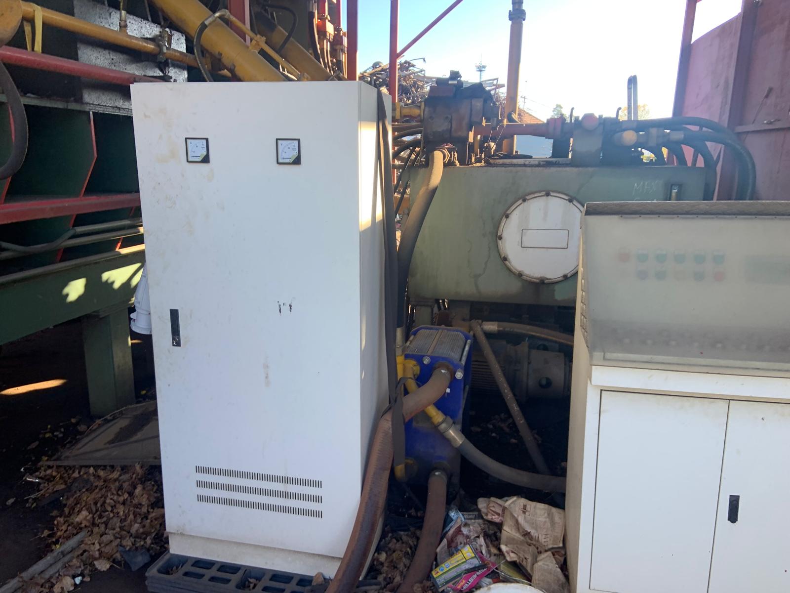 Ready for sale a Low working hours shear baler