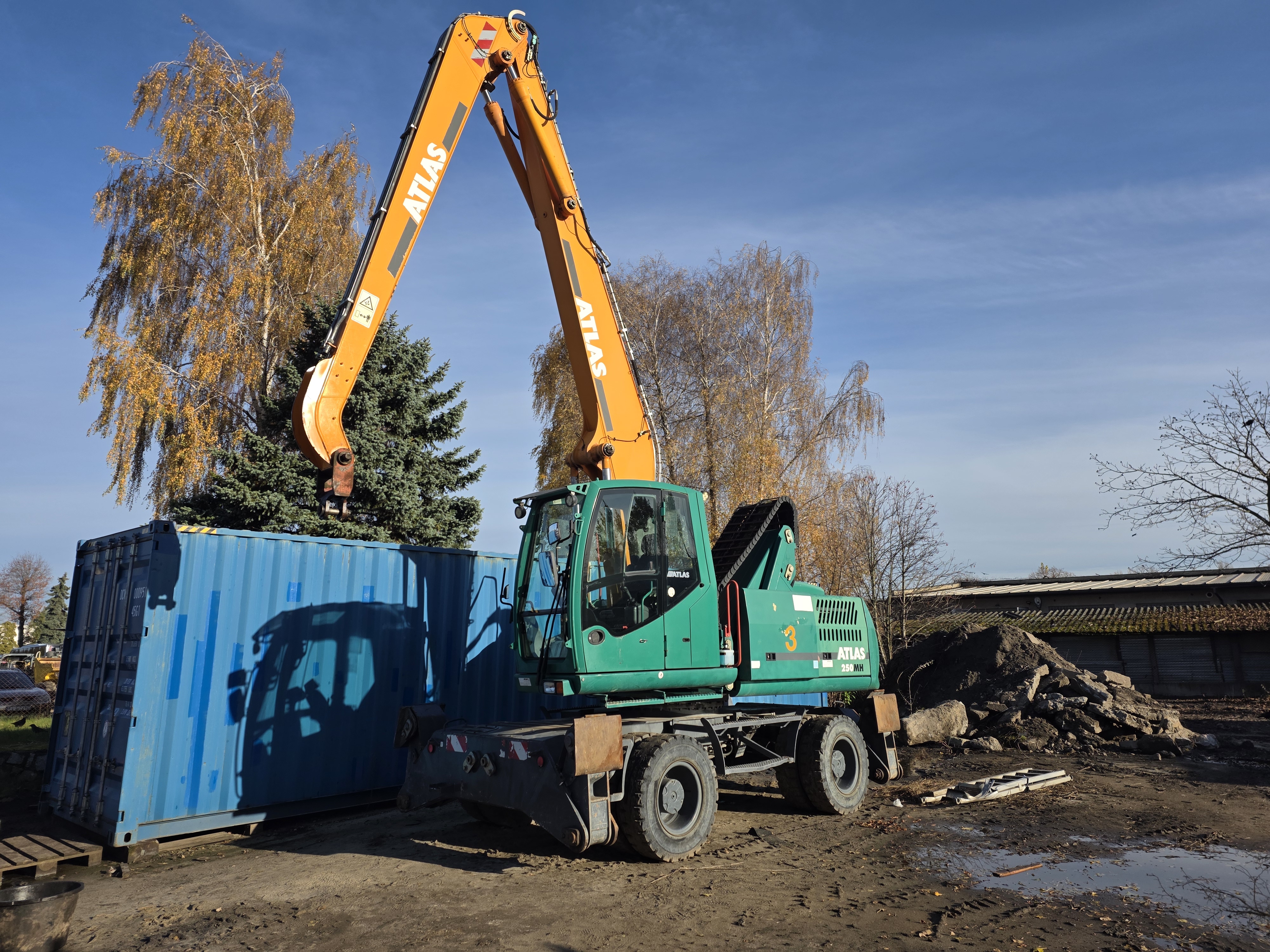 Atlas MH 250 scrap handler 