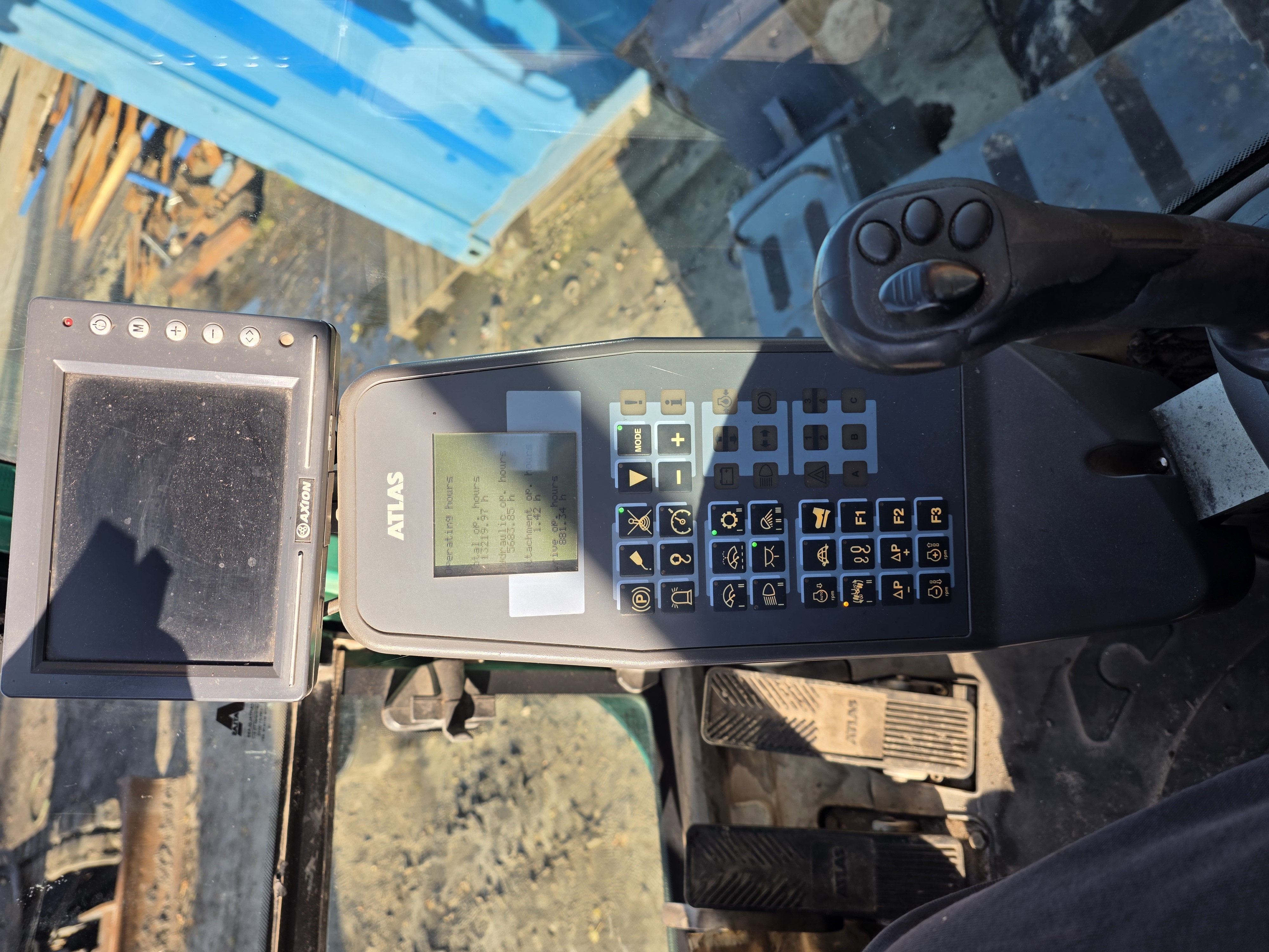 Atlas MH 250 scrap handler 